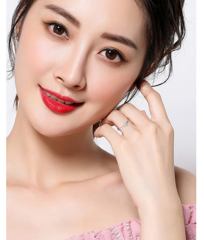 Japanese And Korean Men And Women'S Heart To Heart Love For The Ring